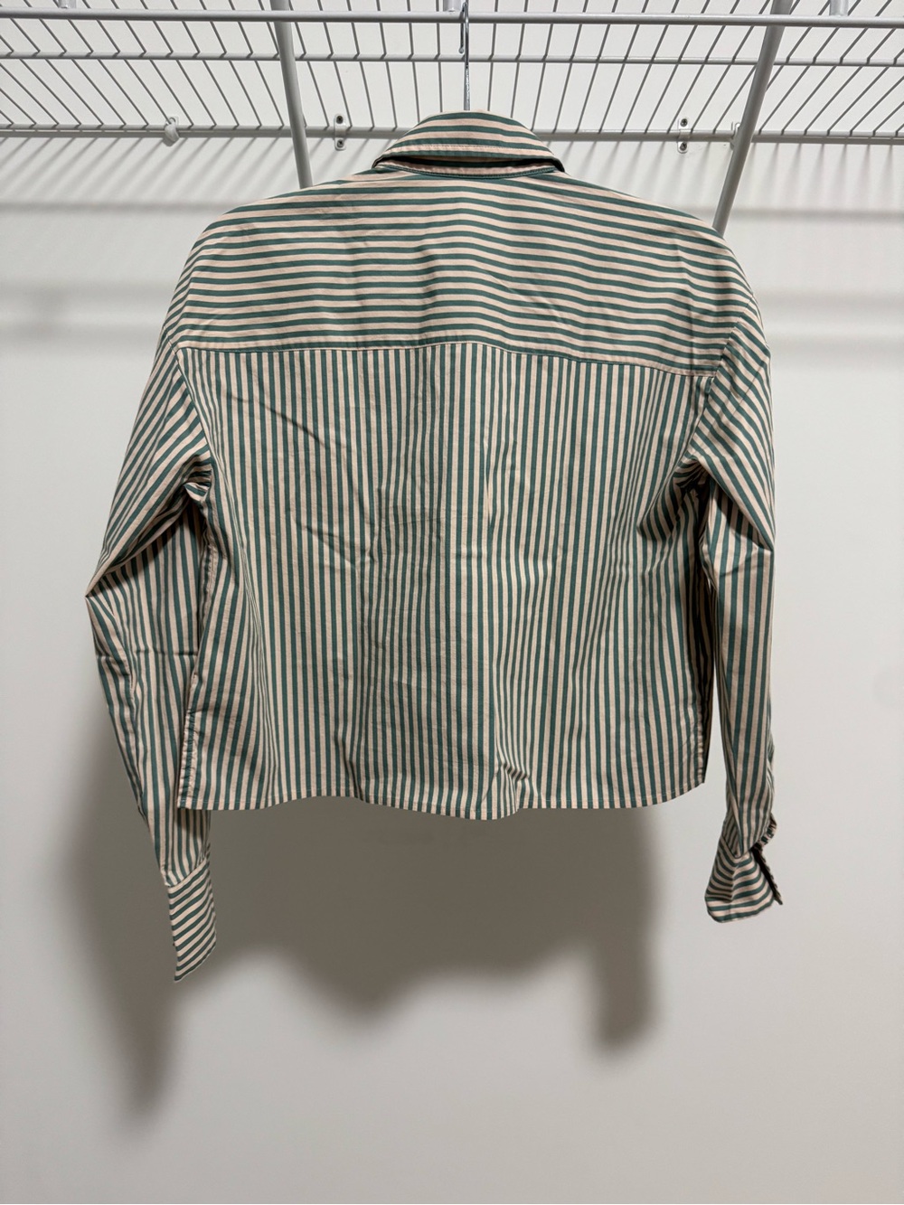 Express Women’s Striped Cropped Portofino Shirt Teal/Cream Size Small - Picture 3 of 3
